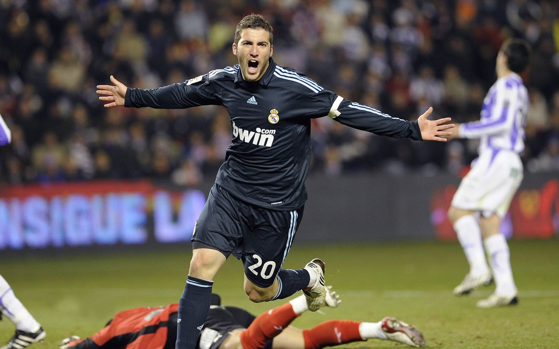 “新都兴城垒球赛：精彩对抗，精彩无限”